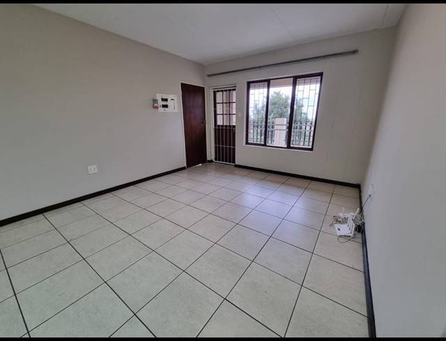 3 BEDROOM APARTMENT FOR SALE IN CONSTANTIA KLOOF